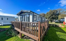 Beautiful Caravan For Hire With A Partial Sea View In Suffolk Ref 32042Az