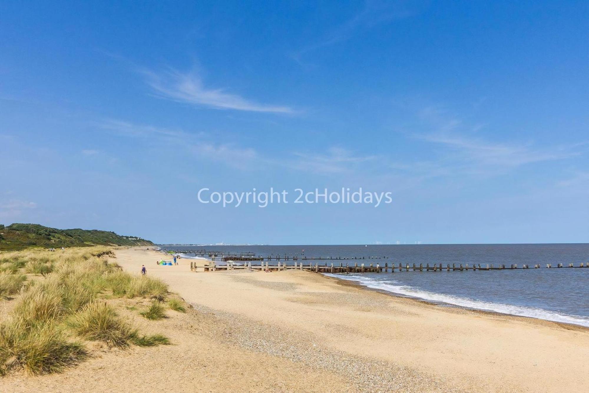 Beautiful Caravan For Hire With A Partial Sea View In Suffolk Ref 32042Az Lowestoft Exterior photo
