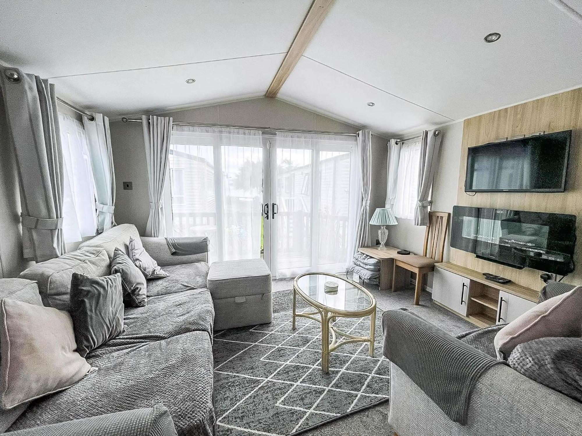 Beautiful Caravan For Hire With A Partial Sea View In Suffolk Ref 32042Az Lowestoft Exterior photo