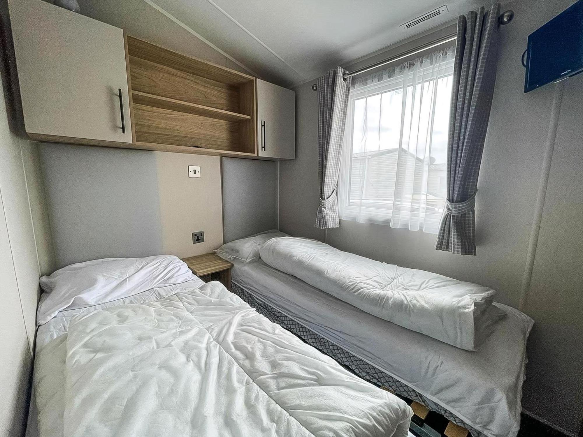 Beautiful Caravan For Hire With A Partial Sea View In Suffolk Ref 32042Az Lowestoft Exterior photo