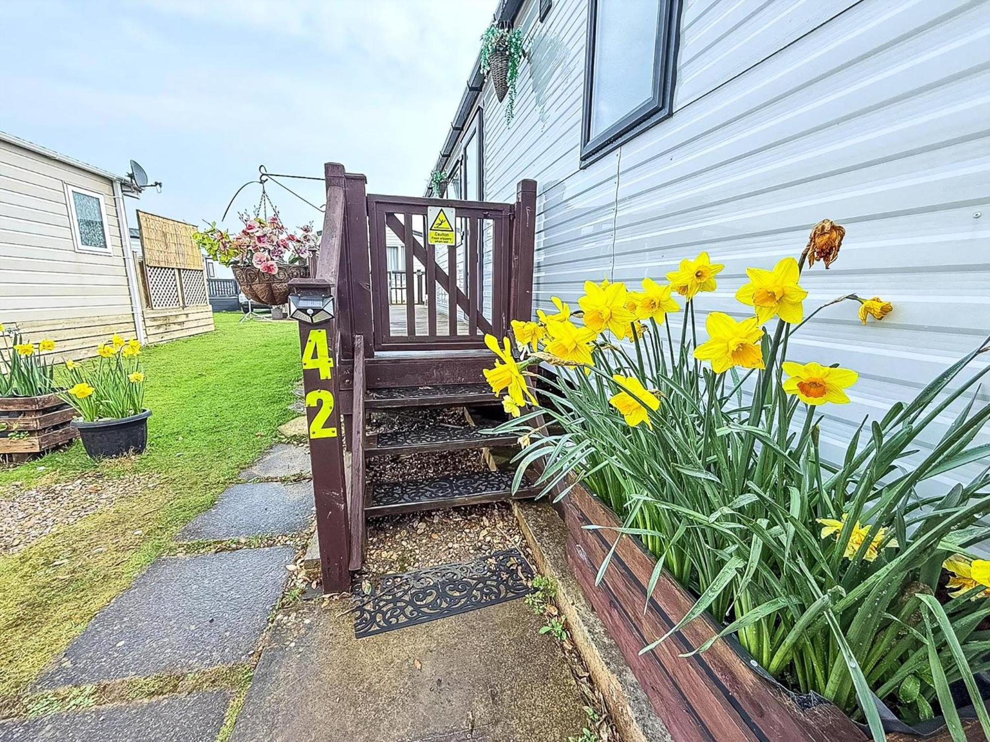 Beautiful Caravan For Hire With A Partial Sea View In Suffolk Ref 32042Az Lowestoft Exterior photo